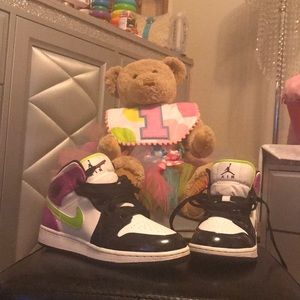 Jordan 1 Mid White/Cyber- Active Fuchsia Patent leather